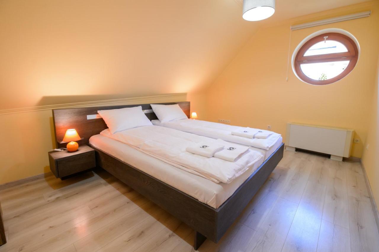 Hr Apartmanhaz เอ็กเกอร์ ภายนอก รูปภาพ